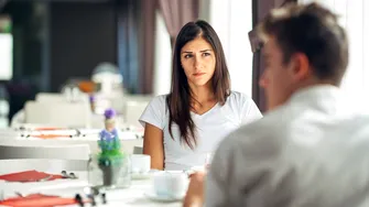 Cum îți dai seama rapid dacă cineva te minte. Metoda folosită de agenții FBI