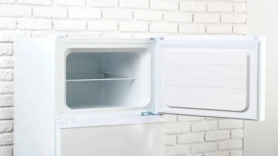 Trucul simplu și eficient ca să scapi rapid de gheața din congelator. Ce să folosești mereu