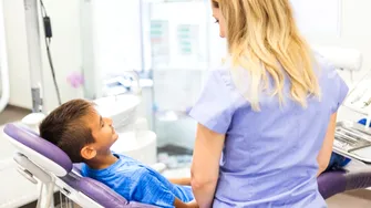 (P) Cauți un dentist pentru copii în Suceava? Cum alegi corect medicul stomatolog?