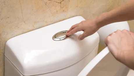 De ce nu e bine să tragi apa când stai pe vasul de toaletă. Un medic explică pericolul la care te expui