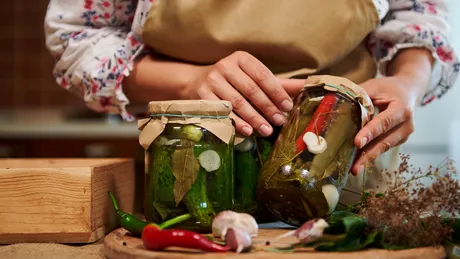 Murăturile au prins floare? Iată cum poți să le salvezi cu soluții simple și rapide