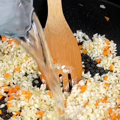 Ecuația pilafului. Câtă apă trebuie să pui la fiecare cană de orez