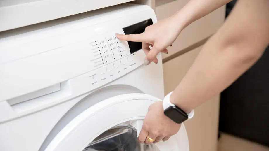 La ce oră să speli rufele vara să reduci factura la curent. Trucul care îți salvează portofelul!