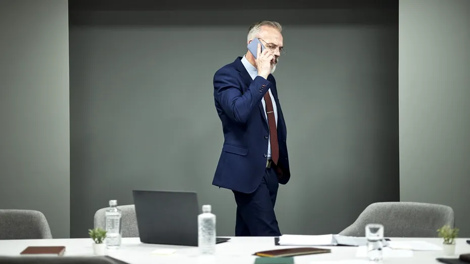 De ce te plimbi prin casă când vorbești la telefon. Psihologii explică ce se întâmplă, de fapt, în creier