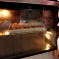 Ce înseamnă, de fapt, punctele negre de pe geamul cuptorului. Detaliul pe care aproape nimeni nu îl observă