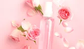Apa de trandafiri: beneficii pentru piele şi păr