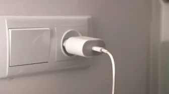 Lași încărcătorul telefonului în priză după ce îl scoți? Cât consumă și când poate deveni un risc