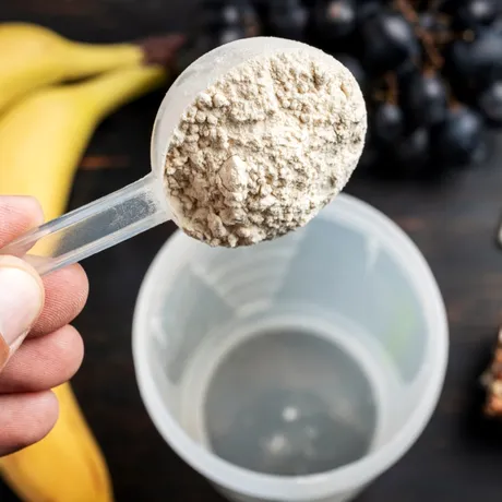 Creatina nu este doar pentru sportivi. Beneficiile surprinzătoare pentru creier și metabolism