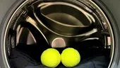 Cum să usuci rapid rufele, chiar în mașina de spălat. Trucul cu mingea de tenis care te scapă de uscătorul de rufe