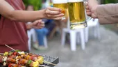 1 Mai la grătar: ce se întâmplă în corp după combinația clasică de mici, bere și puțin somn