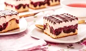 Prăjitura Valurile Dunării – pandișpan pufos în 2 culori, cu cremă de vanilie, vișine și glazură de ciocolată neagră