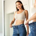 Trucul asiatic care te face să ai abdomen plat într-un minut. Ce trebuie să faci