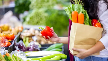 Atenție mare la ce cumpărați de la piață! Topul fructelor și legumelor care conţin cele mai multe pesticide
