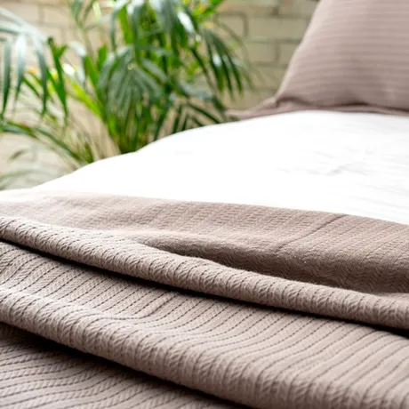 Cum să ai lenjerie de pat perfect netedă fără fier de călcat. Trucul simplu cu un ingredient folosit în bucătărie