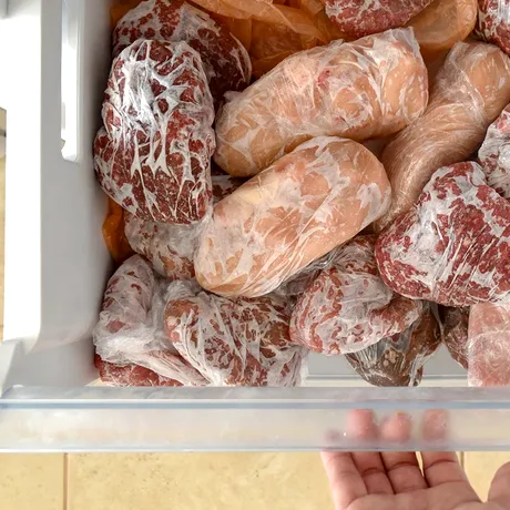 Câte luni rezistă carnea de miel în congelator? Este mai „pretențioasă” decât vita și puiul?