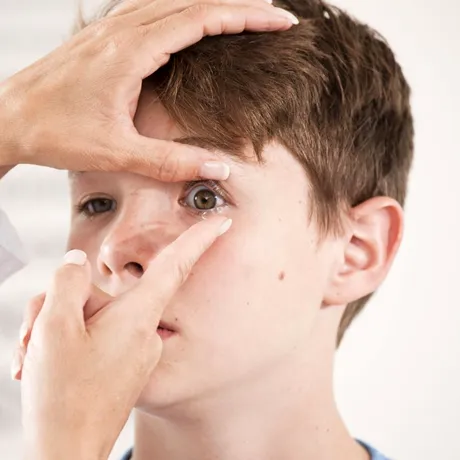 STUDIU: Copiii cu probleme de vedere sunt predispuși la anxietate și depresie. De la ce vârstă pot purta copiii lentile de contact
