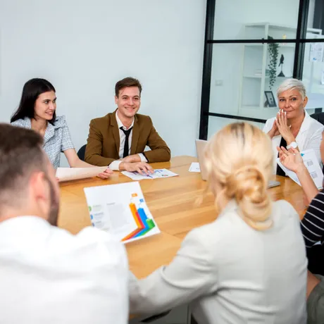 Ce se întâmplă în creierul tău când ești în meeting-uri. De ce e bine să ai o pauză între ele