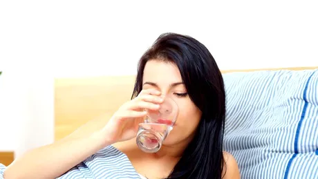 5 motive pentru care este bine să bem un pahar de apă dimineaţa, pe stomacul gol