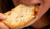 Te dor dinții când muști din pâine? Afecțiuni care pot sta în spatele acestui simptom