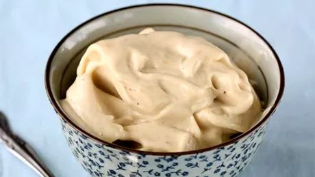 Înghețată rapidă și dietetică din 2 ingrediente. Este gata în doar 10 minute