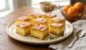 Prăjitură turnată cu cremă de brânză Hochland Crème Clasic și aromă de portocală
