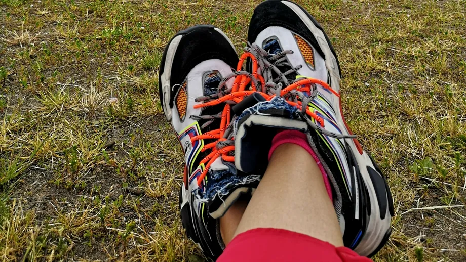 Îți transpiră des picioarele? Poate faci una dintre aceste greșeli frecvente!