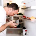 De ce se alterează mâncarea mai repede în timpul caniculei. Greșelile care favorizează dezvoltarea bacteriilor