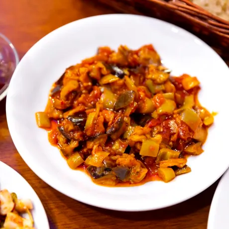 Cum prepari zacusca turcească? Ingredientul care o face diferită de cea românească
