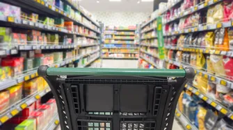 Din 12 august se schimbă etichetele produselor din magazine. Regulile noi pe care trebuie să le știe toți românii