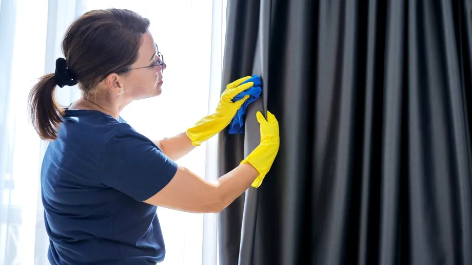 Cum să cureți perdelele și draperiile fără să le dai jos de la geam. Trucuri simple care elimină praful și împrospătează materialul