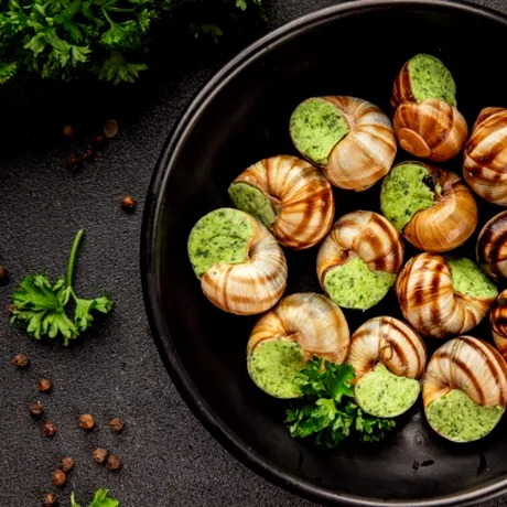 Cazul bizar care a uimit medicii. Un bărbat a ajuns să aibă pielea și ochii de culoare verde! Alimentul pe care l-a consumat