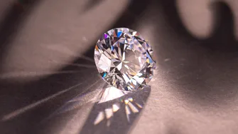 Diamantele create în laborator, noul fenomen al pieței: ce le diferențiază de cele naturale