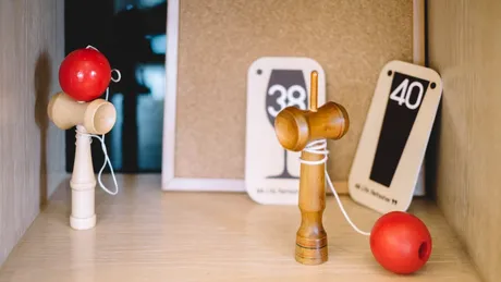 Kendama, jocul japonez care îi face pe copii să uite de gadgeturi. Cât de benefic este, de fapt, pentru cei mici