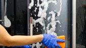 Cum cureți cabina de duș rapid, fără chimicale! Sfaturi care chiar funcționează în orice locuință