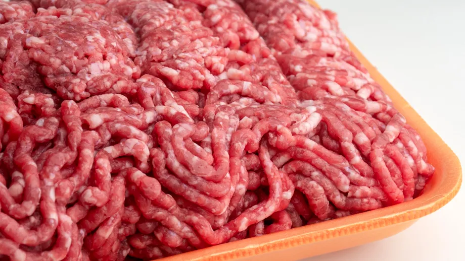 Cum să decongelezi corect carnea tocată. Greșeala care crește riscul de bacterii