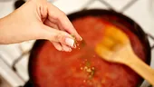 Ingredientul pe care să-l adaugi neapărat în sosul de roșii pentru paste! Va avea un gust unic