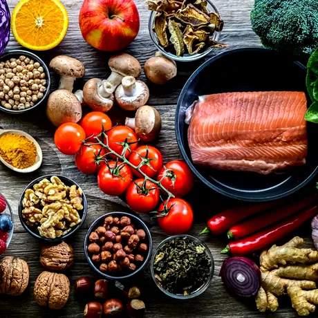 Ce trebuie să mănânci dacă ai psoriazis. Dieta care poate ajuta la reducerea inflamației și a puseelor