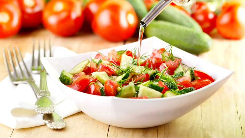 Semne că ai fost intoxicat cu Salmonella, după ce ai mâncat roșii sau castraveți