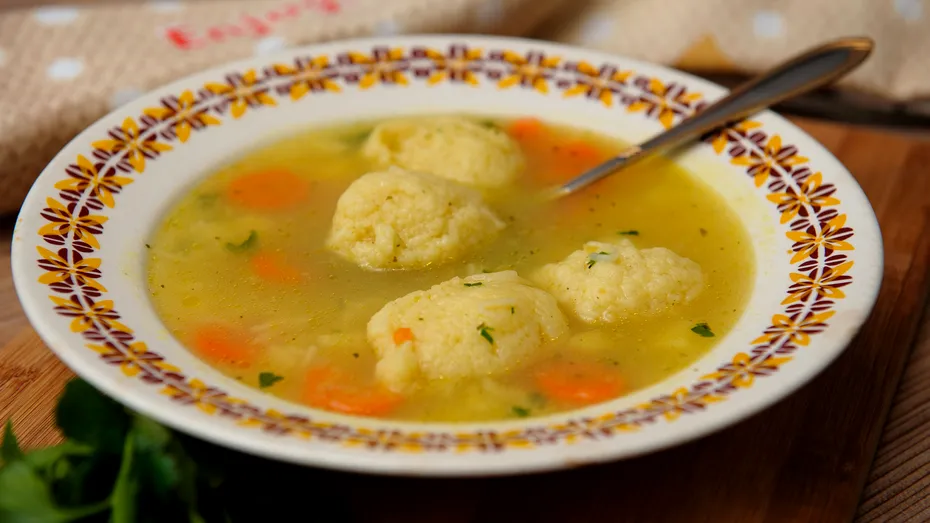 Supa cu găluște de cartofi, așa cum o găteau străbunicile. Rețeta care nu dă greș