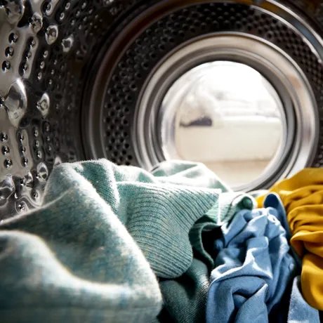 De ce rămân urme albe de detergent pe haine după spălare. Greșelile frecvente ale gospodinelor