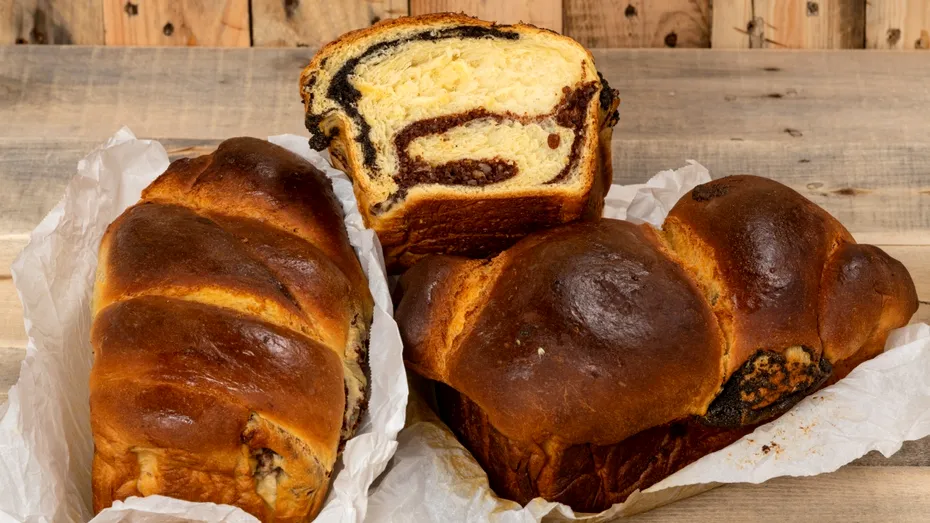 Cum păstrăm cozonacul proaspăt chiar și 3-4 luni. Trucul care îl face să reziste