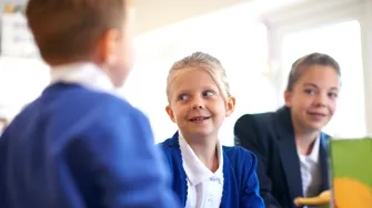 Tot mai multe studii susțin: elevii ar trebui să înceapă școala mai târziu. Cum influențează ora 8 rezultatele la învățătură / Video