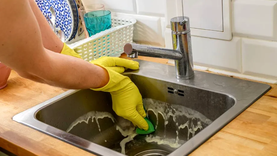 De ce își pierde strălucirea chiuveta din inox și cum o faci să arate ca nouă. Trucuri banale cu ingrediente din bucătărie