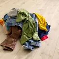 De ce ajungem să lăsăm hainele grămadă pe jos. Fenomenul explicat de specialiști și legătura cu ADHD