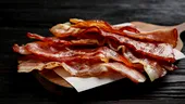 Cum să faci bacon crispy fără să-l mai pui în tigaie. Ai nevoie doar de un ingredient