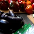 Gogoșari murați cu vinete și struguri. Rețeta delicioasă pe care o poate face oricine!