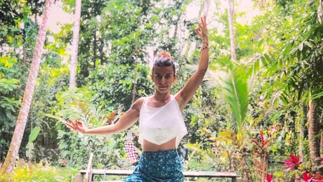 Desirée Halaseh, instructor: ”Pe salteaua de yoga am descoperit medicamentul de care mă folosesc zilnic, nu numai pentru a vindeca ci pentru a preveni”