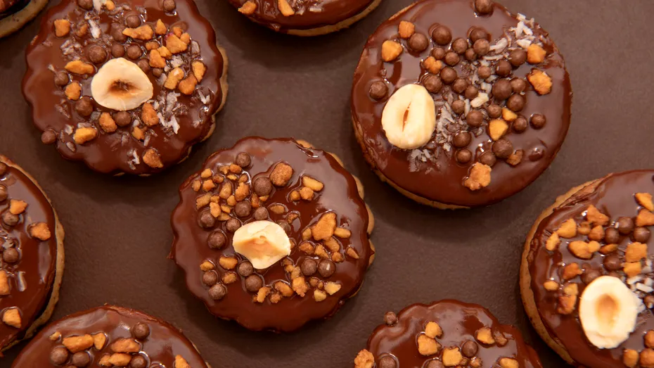 Ișlere cu ciocolată. Rețeta detaliată pentru aluat, cremă și glazură