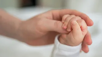 O femeie de 54 de ani din Grecia a adus pe lume o fetiță dintr-un embrion congelat timp de 22 de ani! Cum și-a motivat alegerea