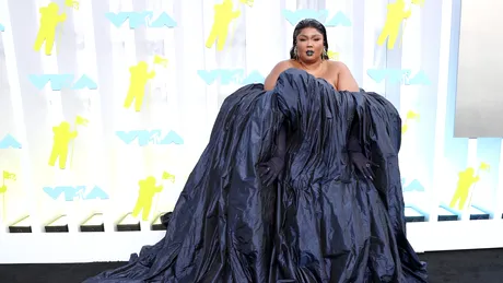 Lizzo, cea mai încrezătoare artistă plus-size. Își iubește kilogramele și formele!